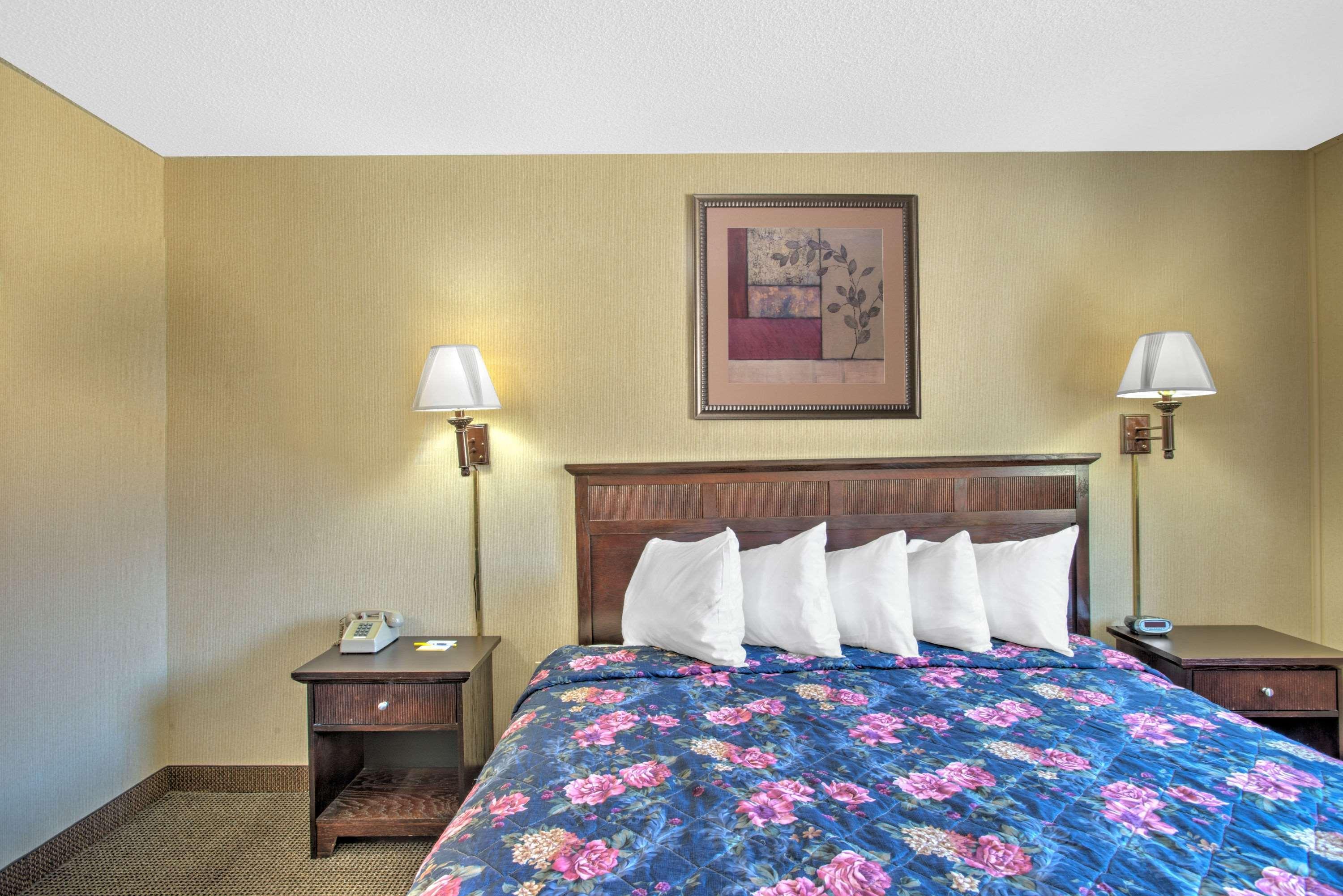 Days Inn By Wyndham Auburn/Finger Lakes Region Extérieur photo
